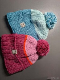 2 zimní čepice, dvojčata