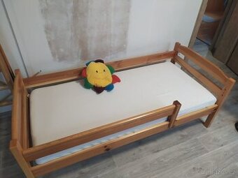 Střední dětská postel z masivu