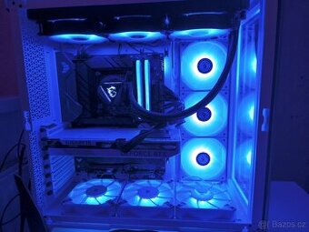 Prodej bílého herního počítače