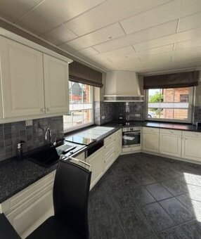 Moderní bílá venkovská kuchyně se spotřebiči,5921