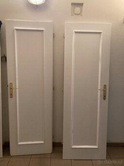 2x Bílé dřevěné dveře levé 60cm