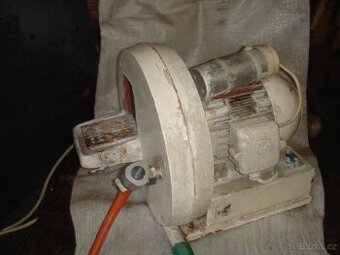 Motor s bruskou.