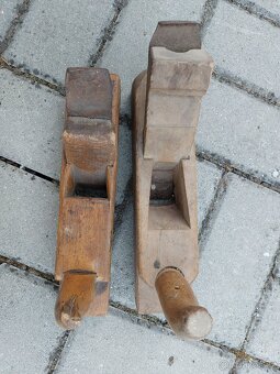 retro hoblík, rám.pila, autojeřáb,bílý koník;dekorace delfín