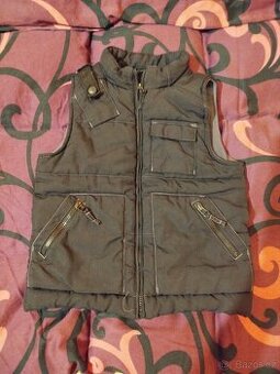 Černá vesta s kapsami velikost 116