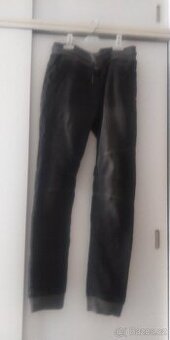 Černé rifle chlapecké