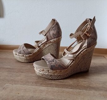 LETNÍ SANDÁLY NA KLÍNKU