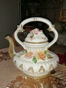 Starožitný Neapolsky zámecký porcelánový čajnik. Signováno.
