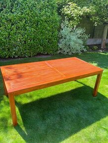 Venkovní dřevěný stůl