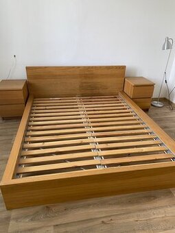 Postel a noční stolky Malm Ikea
