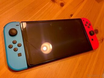 Nintendo Switch OLED + Zelda BOTW + příslušenství