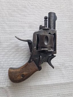 Historický revolver Bull Dog ráže 320 corto