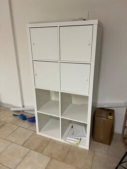 Ikea kallax 4x2 s dvířky