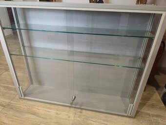 Skleněná vitrína – zamykací