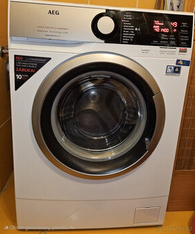 Úzká předem plněná pračka AEG
