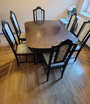 Jídelní stůl ze dřevěného masivu s 6 židlemi