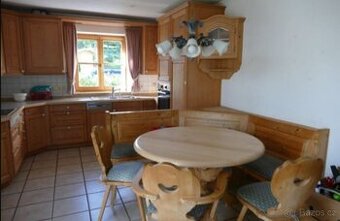 Kuchyně z masivu se spotřebiči a jídelním koutem,5717