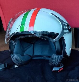 Motocyklová helma s otvíratelným hledím