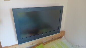 Tv ECG 80cm + držák na zeď za 350kč.