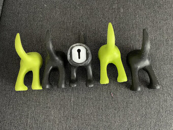 věšák, háček na klíček - psí zadky