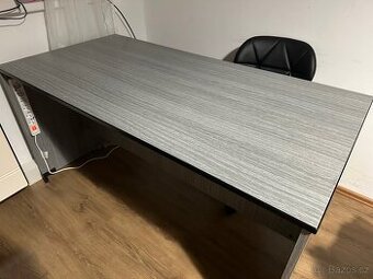 Psací / pracovní stůl – šedý, pevný, s drobnými vadami