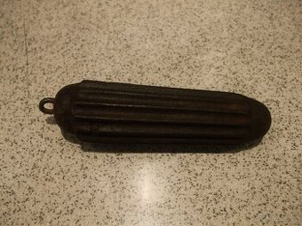 Staré litinové závaží k hodinám.