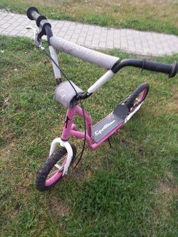 Dětská kolobežka.