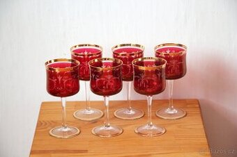 Vintage tmavočervené skleničky se zlacením