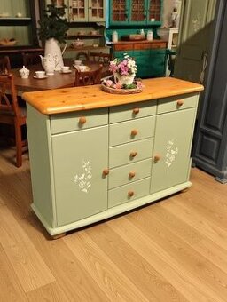 Komoda Cottage Green s ptáčky.