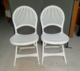 2 bílé zahradní židle