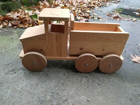 Krásné ručně vyrobené dřevěné auto
