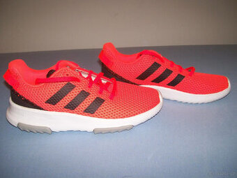 Sportovní obuv dětská  ADIDAS - č. 36 (nebarvící podrážka)
