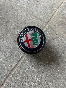Alfa Romeo Stelvio kryt masky se znakem