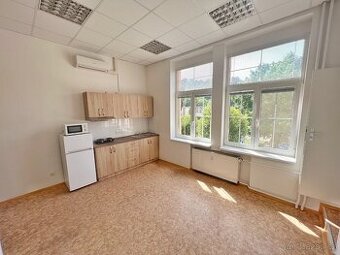 Pronájem bytu 2+kk se sdílenou koupenou a WC bez provize RK