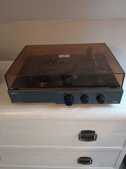 Gramofon Tesla se zesilovačem NZC 030