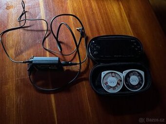 PSP 1003 + nabijecka + obal + 2xUMD