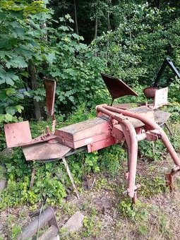 Obraceč a nahrnovač za traktor