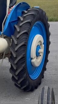 Zetor 25k poradí nekdo...jaké jsou na traktoru zadní pneu...