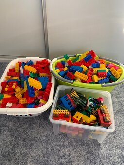 Plastové kostky , vláčky + vozík . - 1