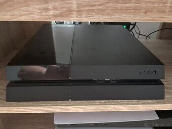 PlayStation 4 dva ovladače + hry