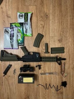 Airsoftová zbraň M4 (dva zaměřovače, kuličky a plnička)