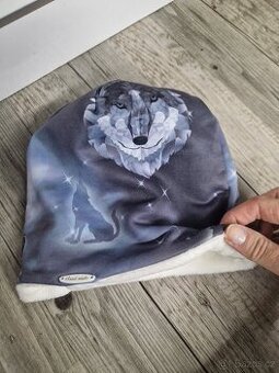 Zimni cepice s vlkem