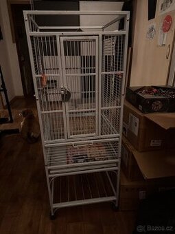 Velká a zachovalá klec pro ptactvo