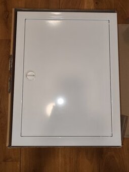 Skříňka el. rozvaděče pod omitku 28 pozic (plech dveře)