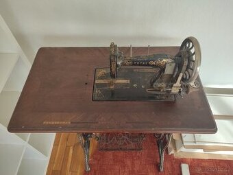 Šicí stroj Royal