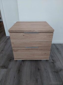 Větší noční stolek