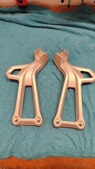 Originál držáky  stupaček na BMW F 750, 850 GS