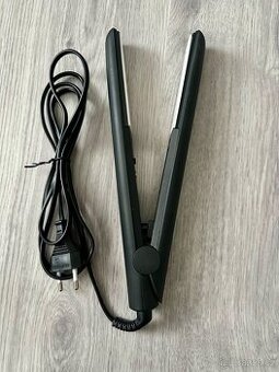 černa žehlička na vlasy