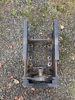 Konzole etážového závěsu