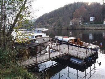 Ocelová motorová loď s přívěsem