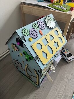 Dřevěná interaktivní Montessori kostka